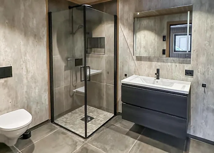 4 Bedroom Awesome In Hébergement de vacances *